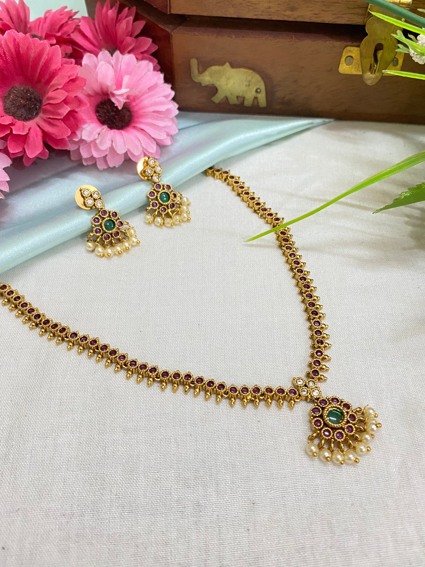 Goldplated short Kundan necklace/attigai set