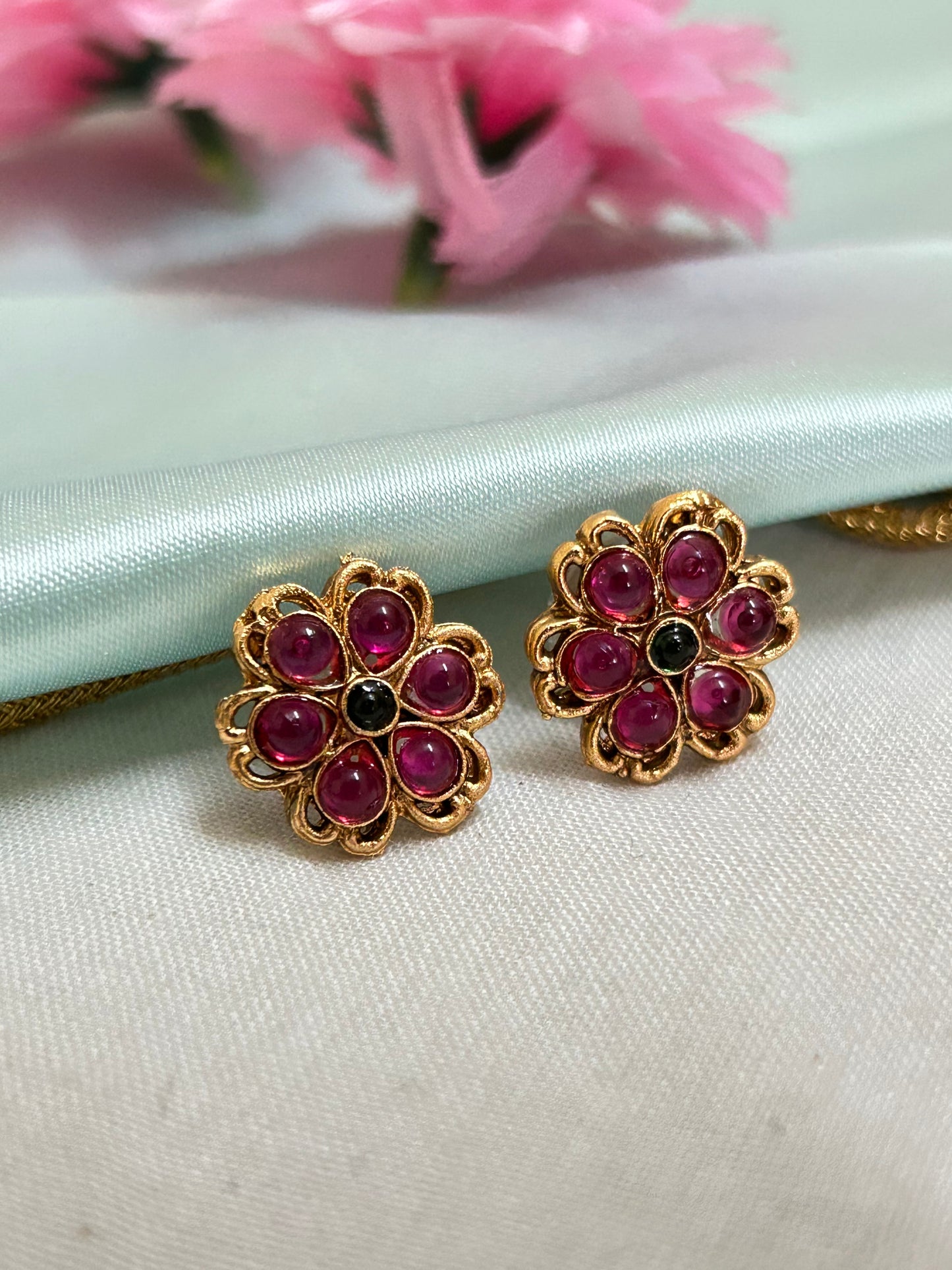 Goldplated floral necklace set with green and kemp stones