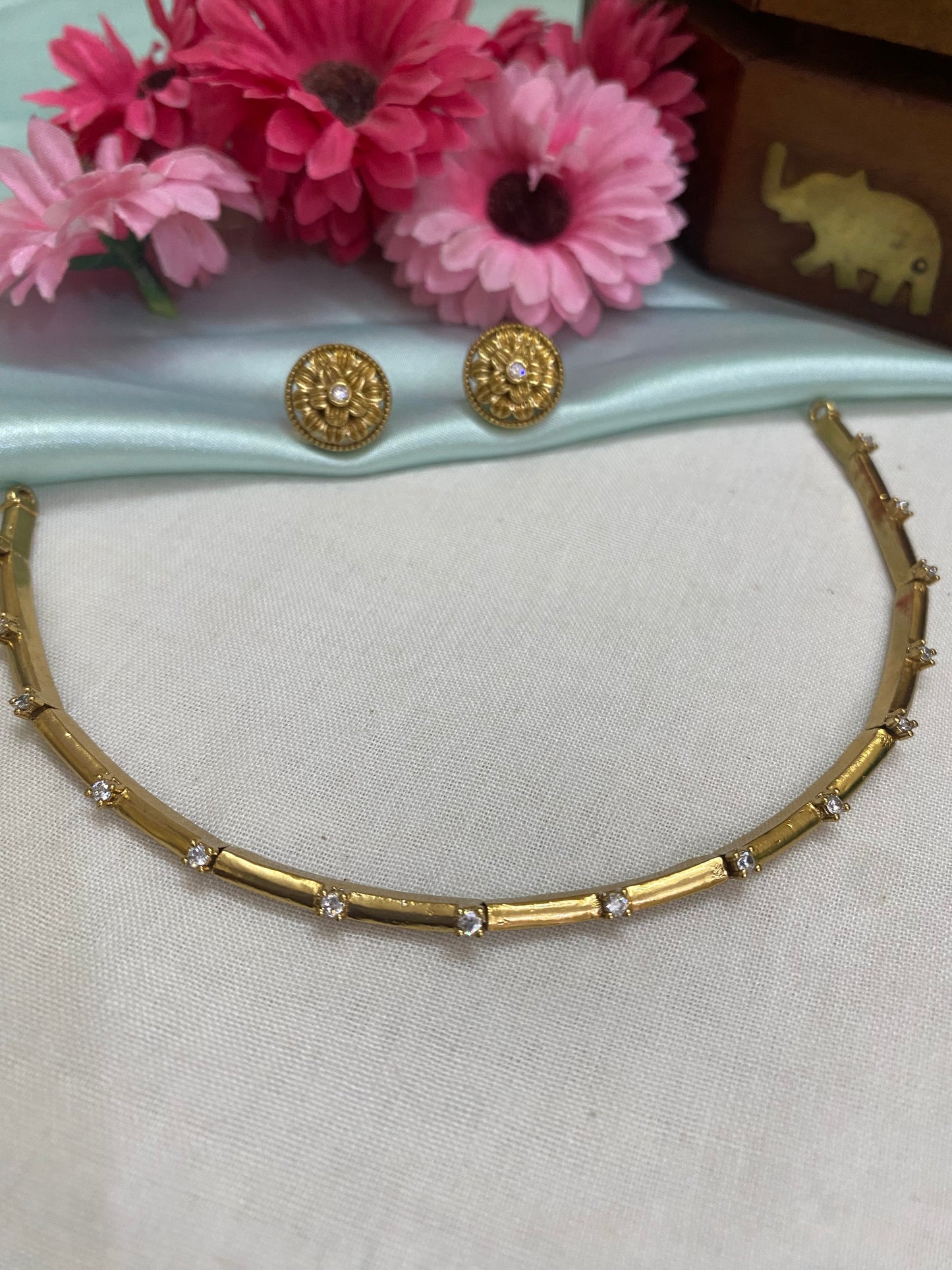 Goldplated Kanti necklace set with diamonds look-alike stones