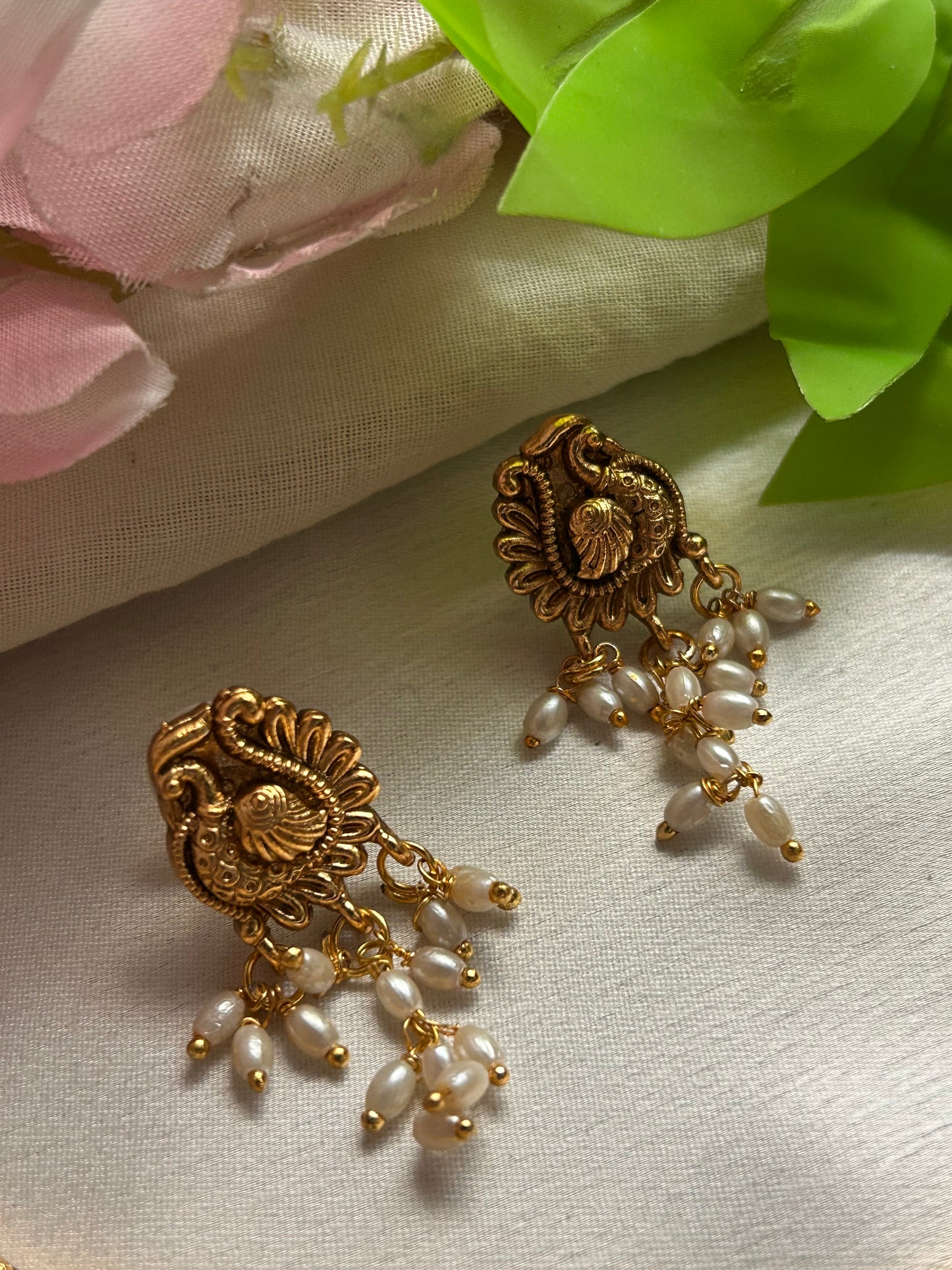 Gold plated Hasli Necklace set with handing rice pearls.
