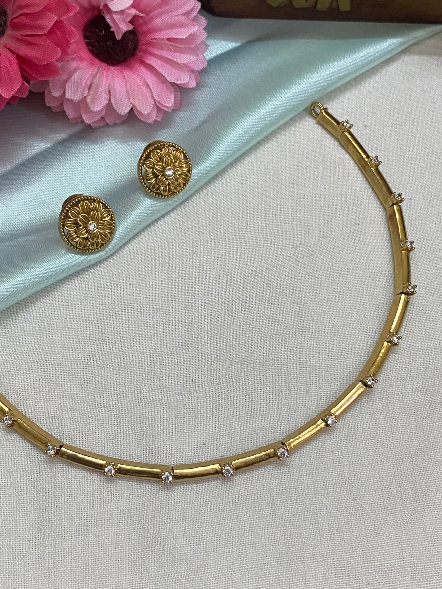 Goldplated Kanti necklace set with diamonds look-alike stones