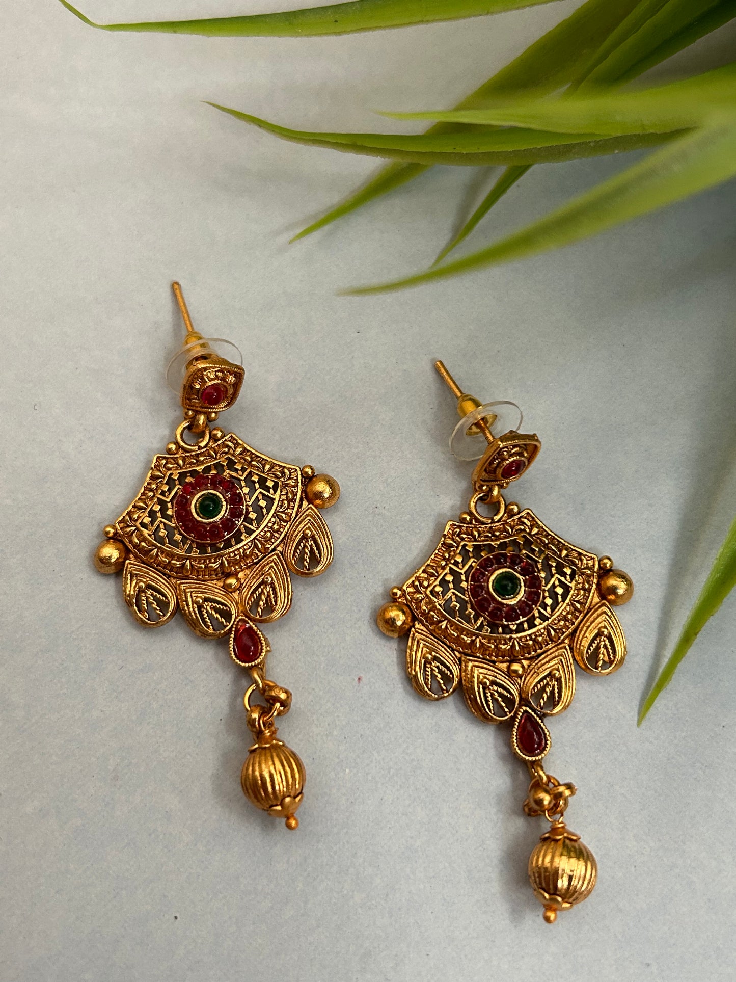 Luxehara Short Necklace with matching Earrings ( LHA 44 )