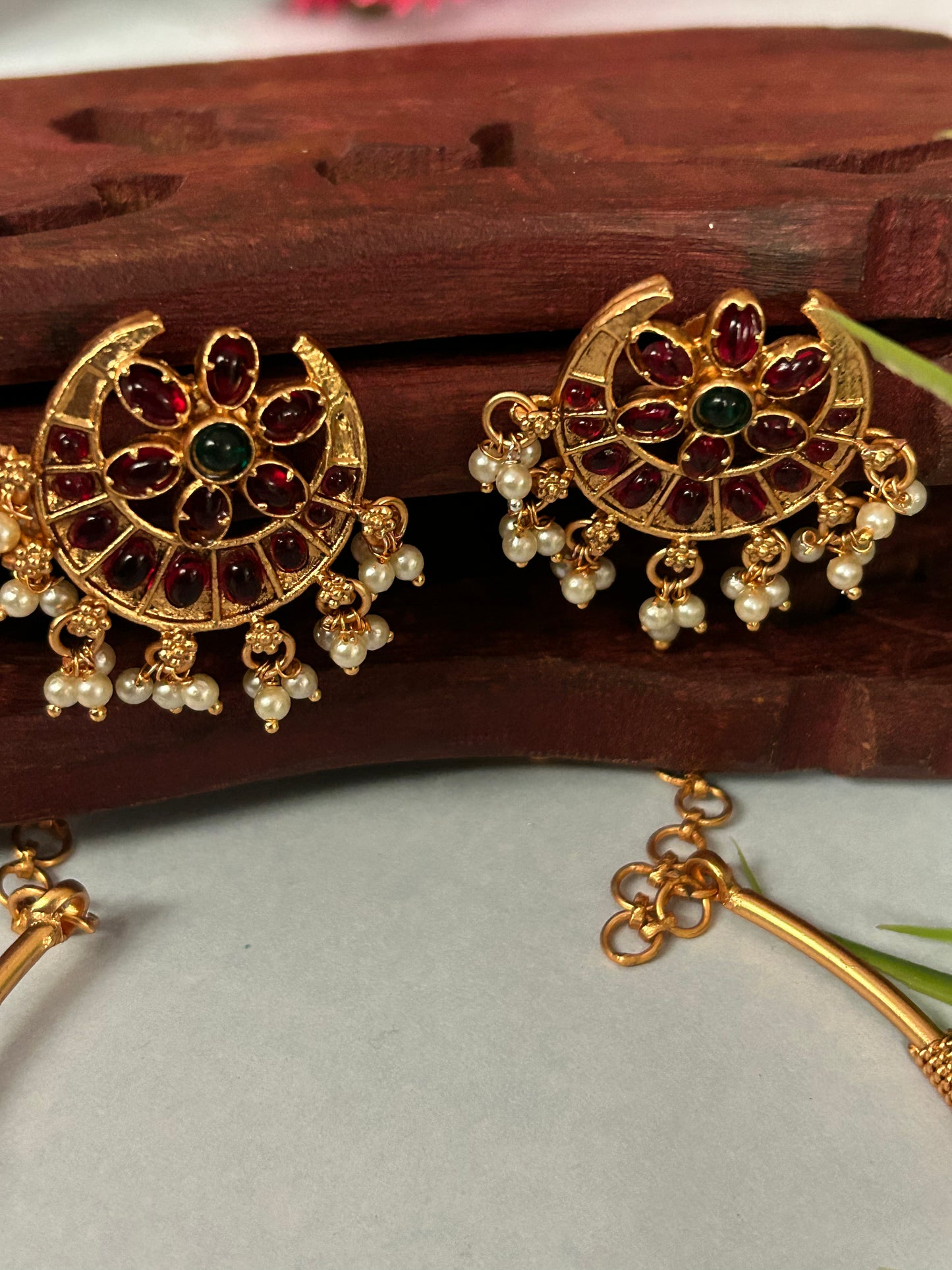 Gold Plated Hasli/Kanti necklace set with green and red Kemp stones