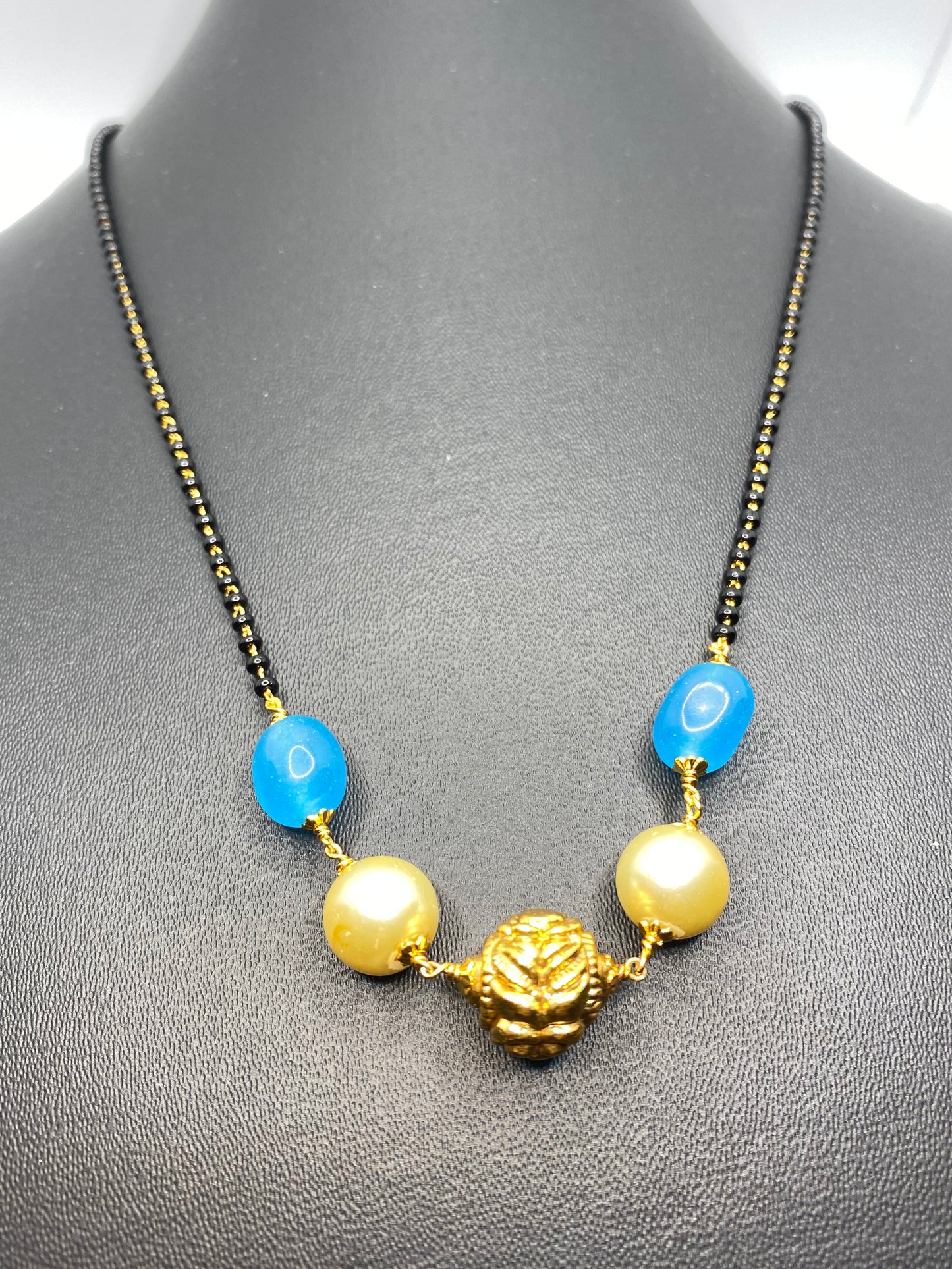 Luxehara's Stylish Blackbeads with Monalisa beads and pearls