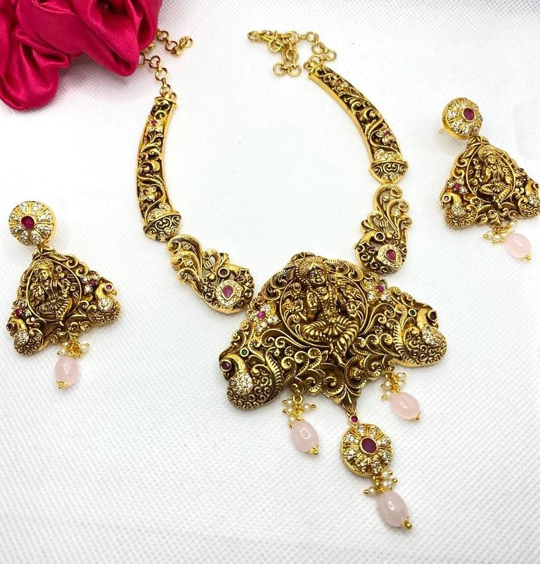 Luxehara's Necklace set with Monalisa beads.