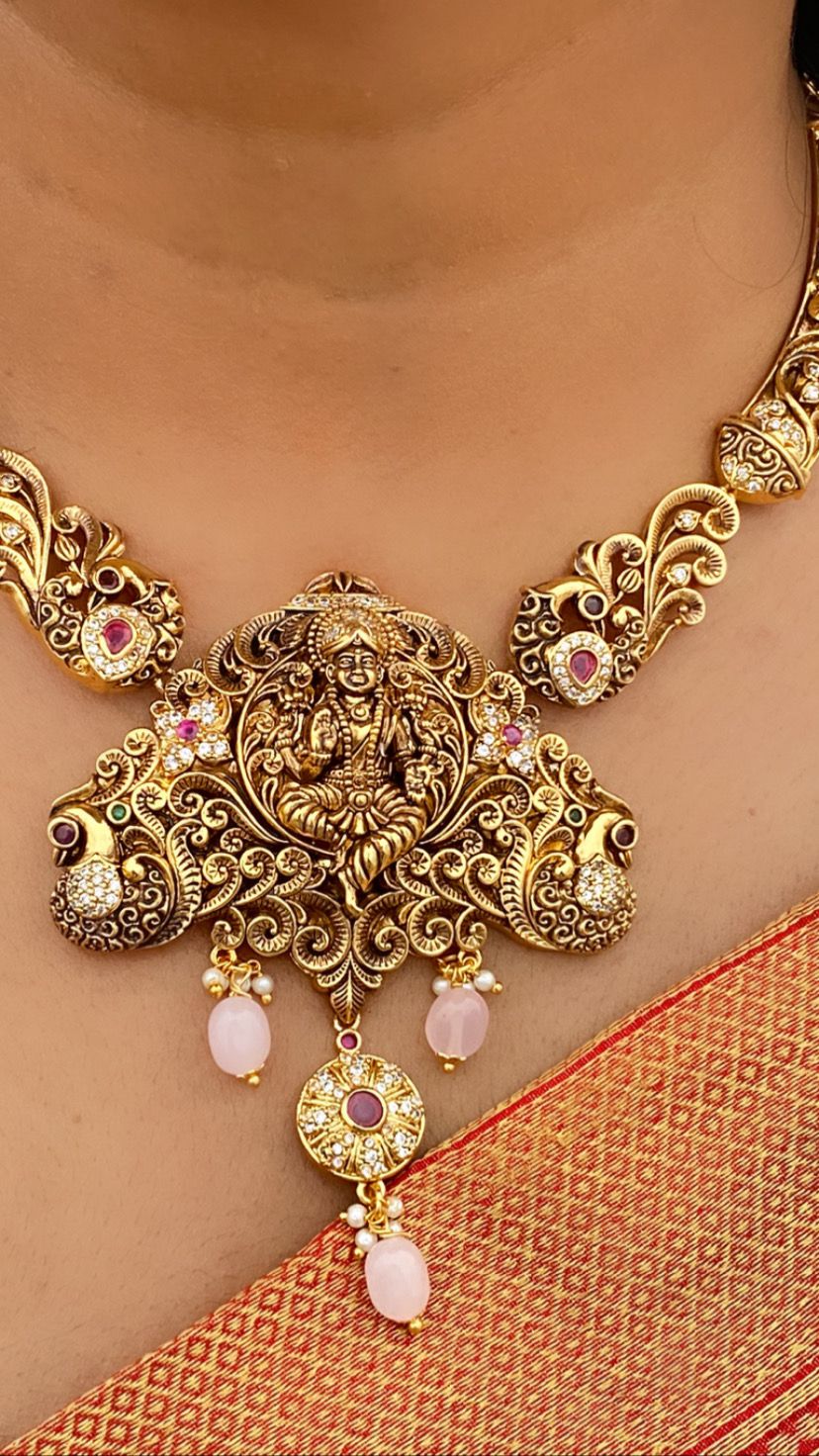 Luxehara's Necklace set with Monalisa beads.