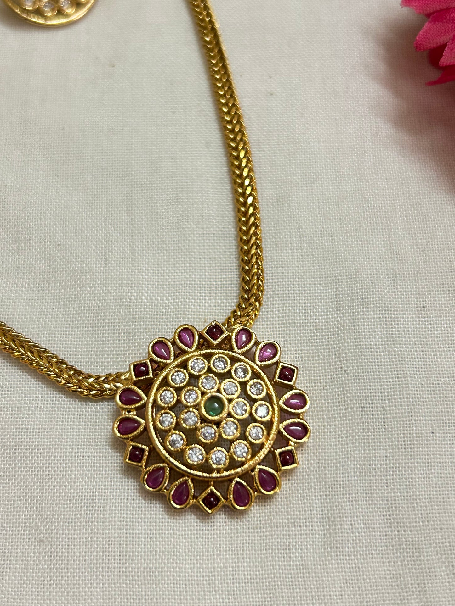 Goldplated choker with diamond flowered pendant