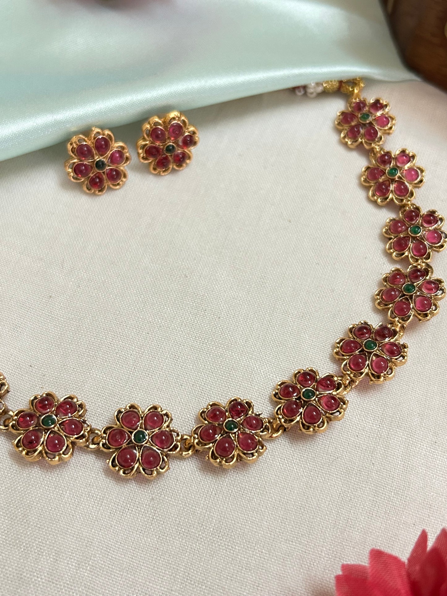 Goldplated floral necklace set with green and kemp stones