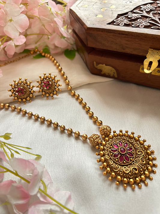Gold Plated beaded chain set with kemp stoned pendant.