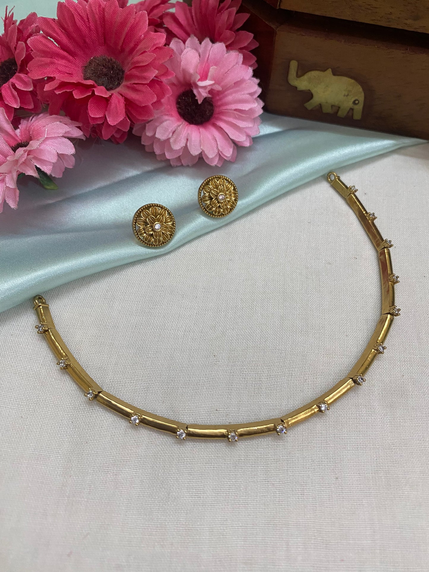 Goldplated Kanti necklace set with diamonds look-alike stones