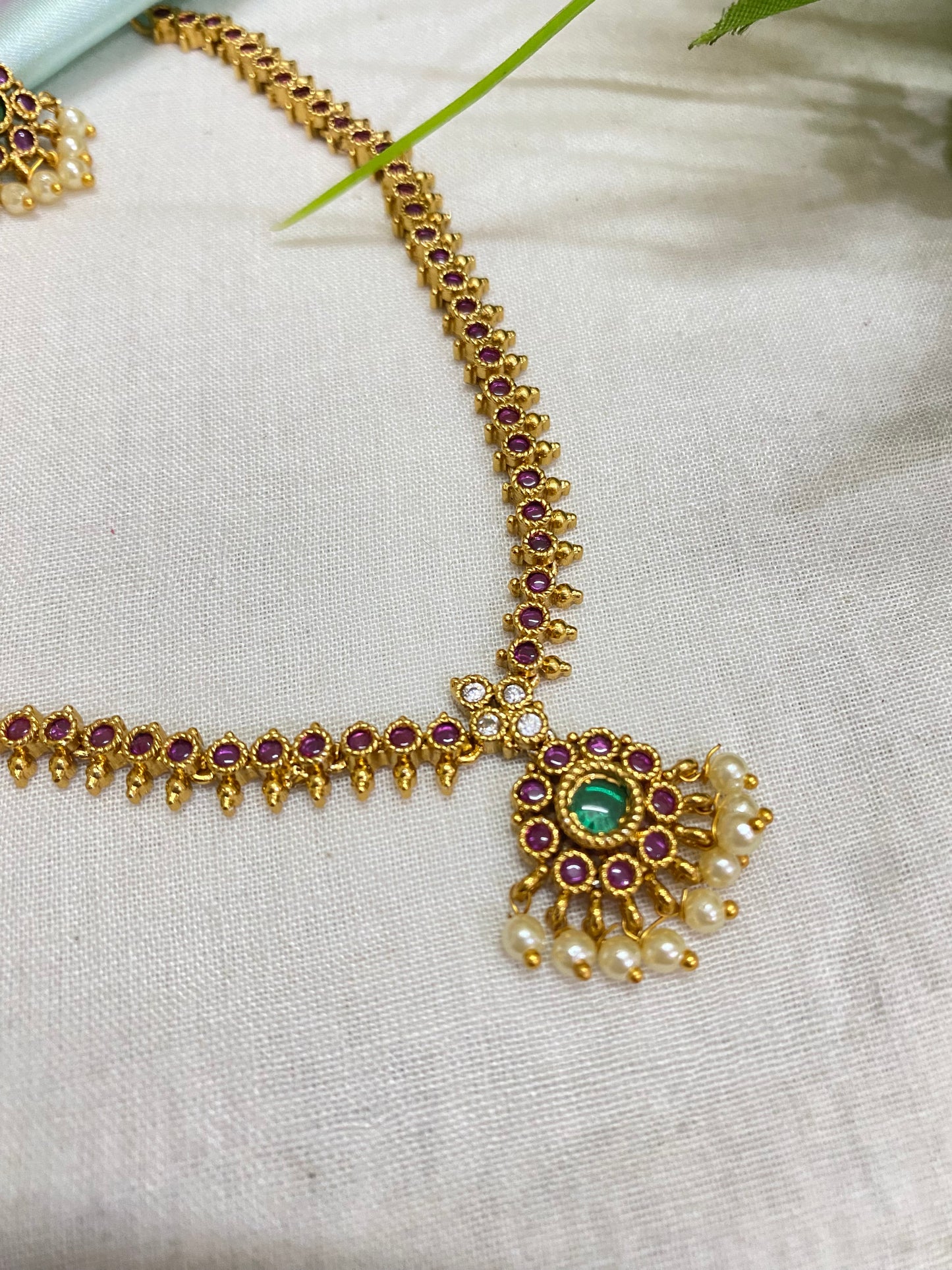 Goldplated short Kundan necklace/attigai set