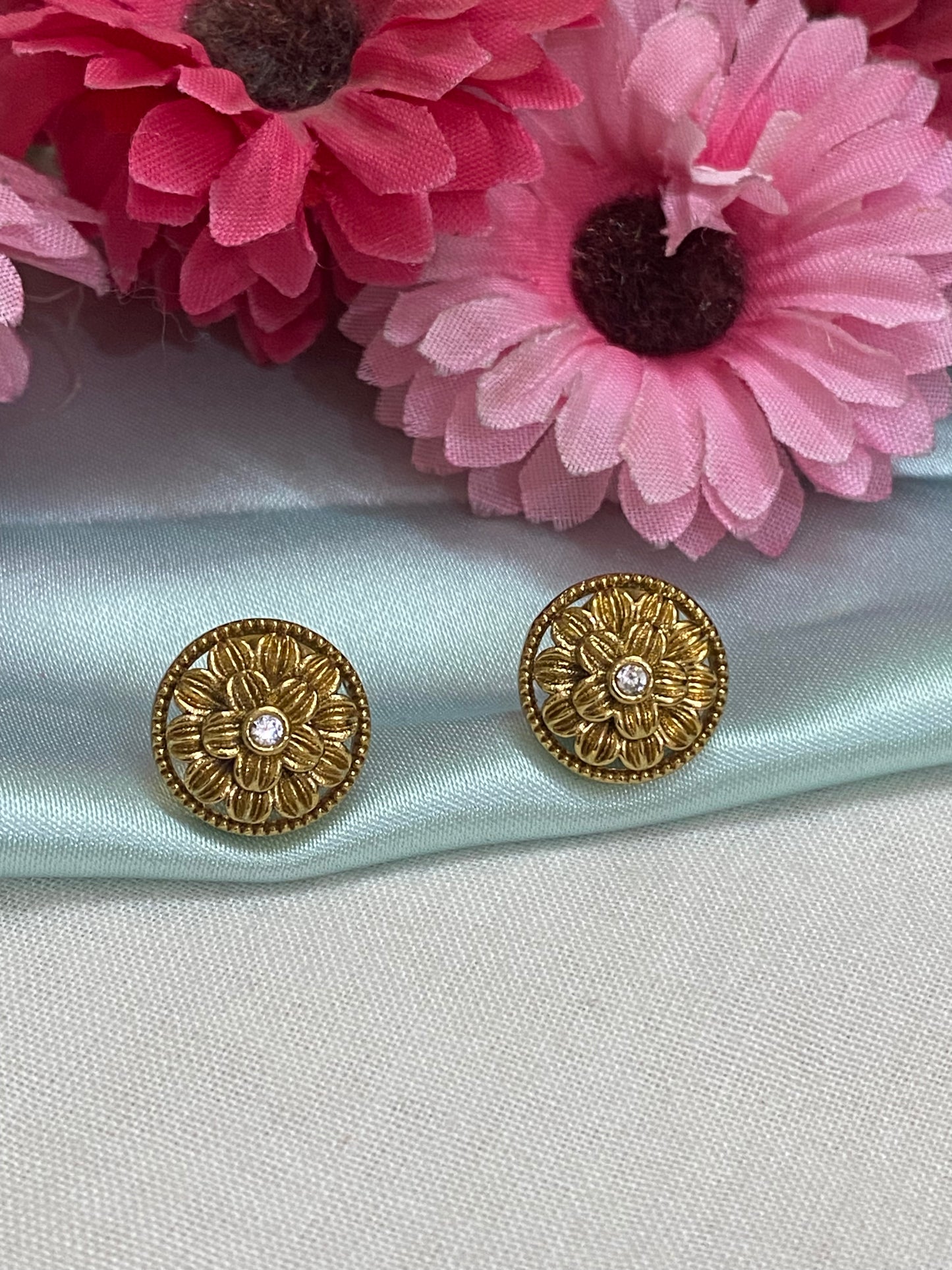 Goldplated Kanti necklace set with diamonds look-alike stones