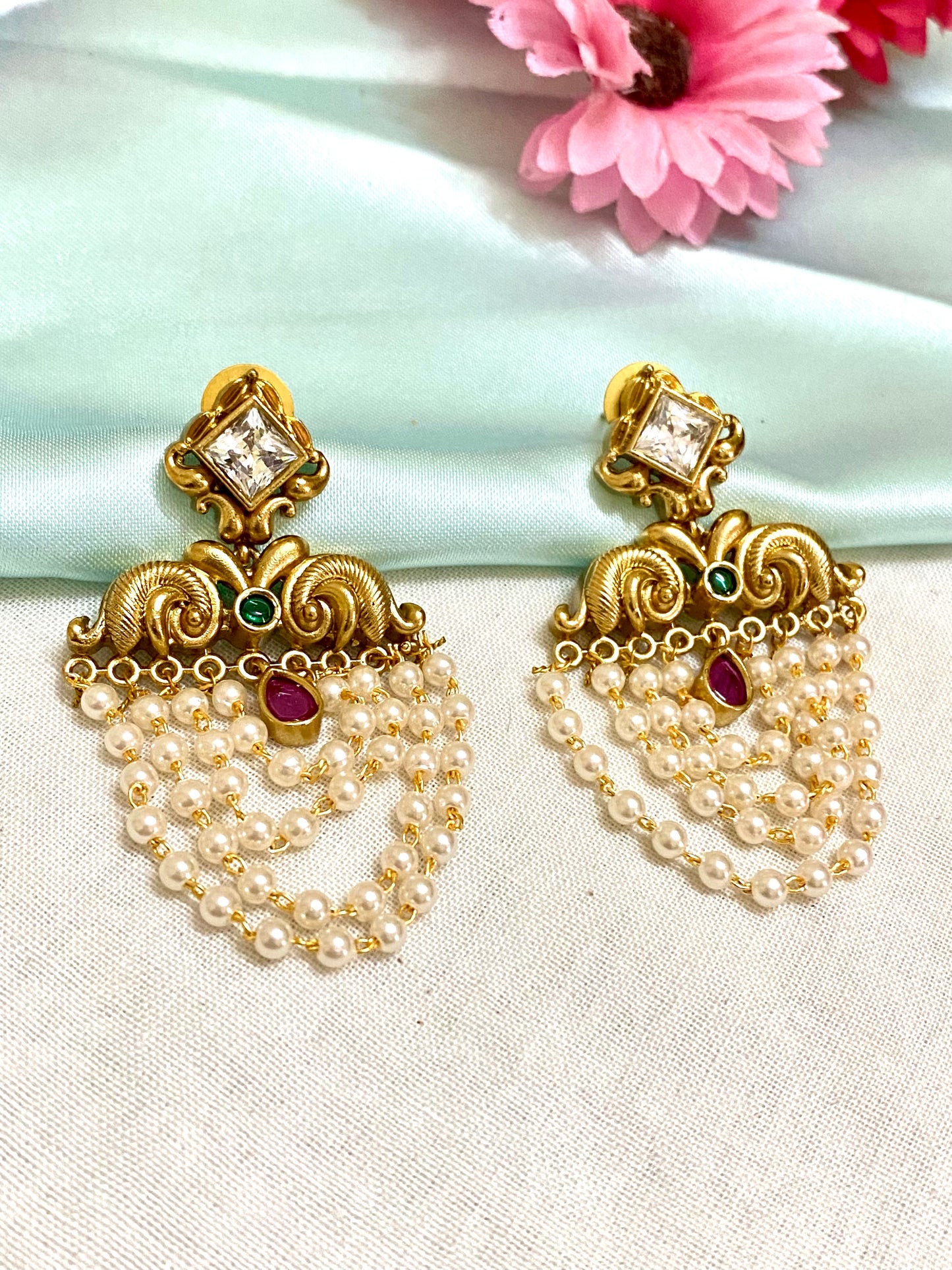 Goldplated 4 layered Pearl kemp earrings
