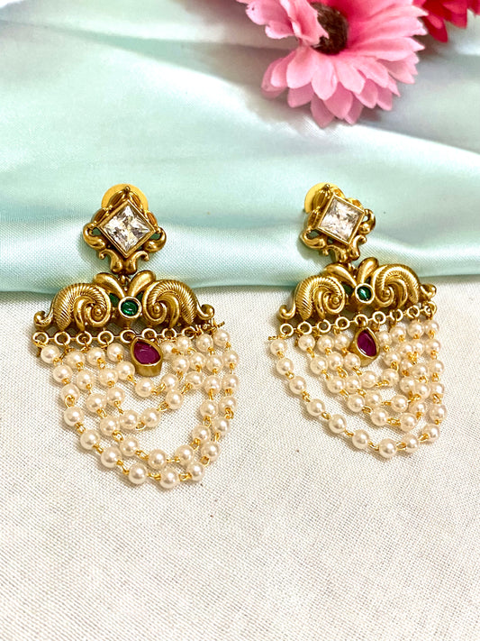 Goldplated 4 layered Pearl kemp earrings