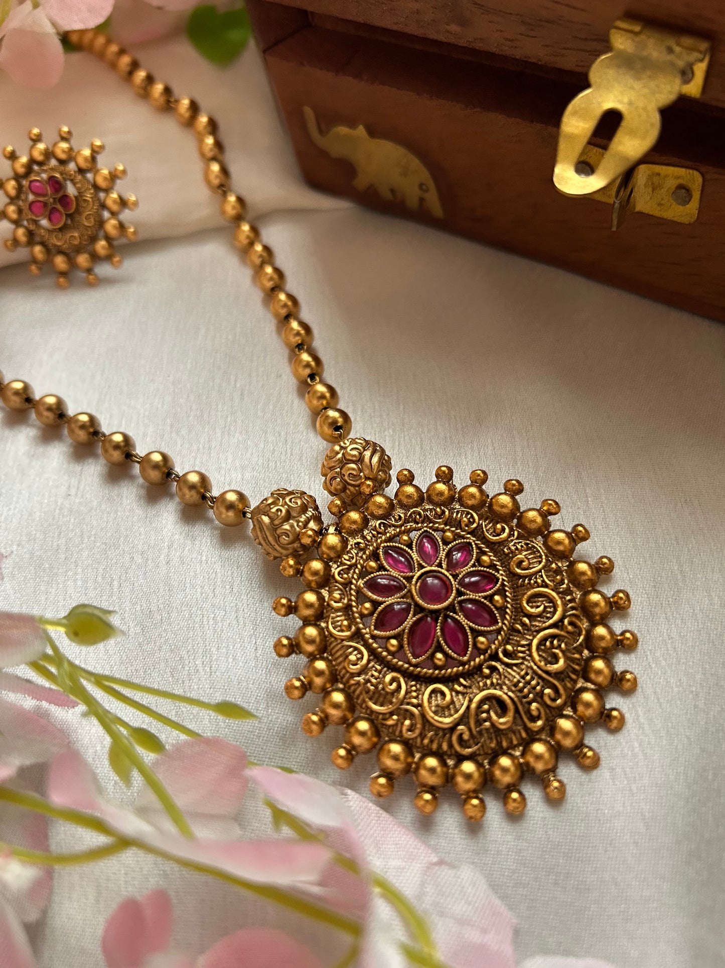 Gold Plated beaded chain set with kemp stoned pendant.