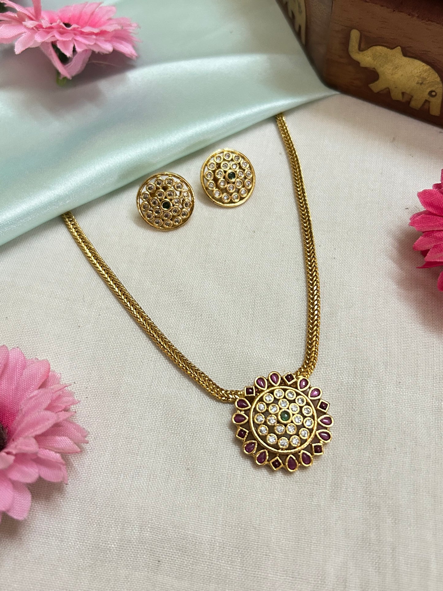 Goldplated choker with diamond flowered pendant