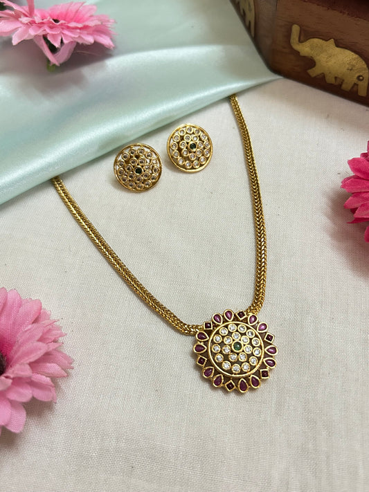 Goldplated choker with diamond flowered pendant
