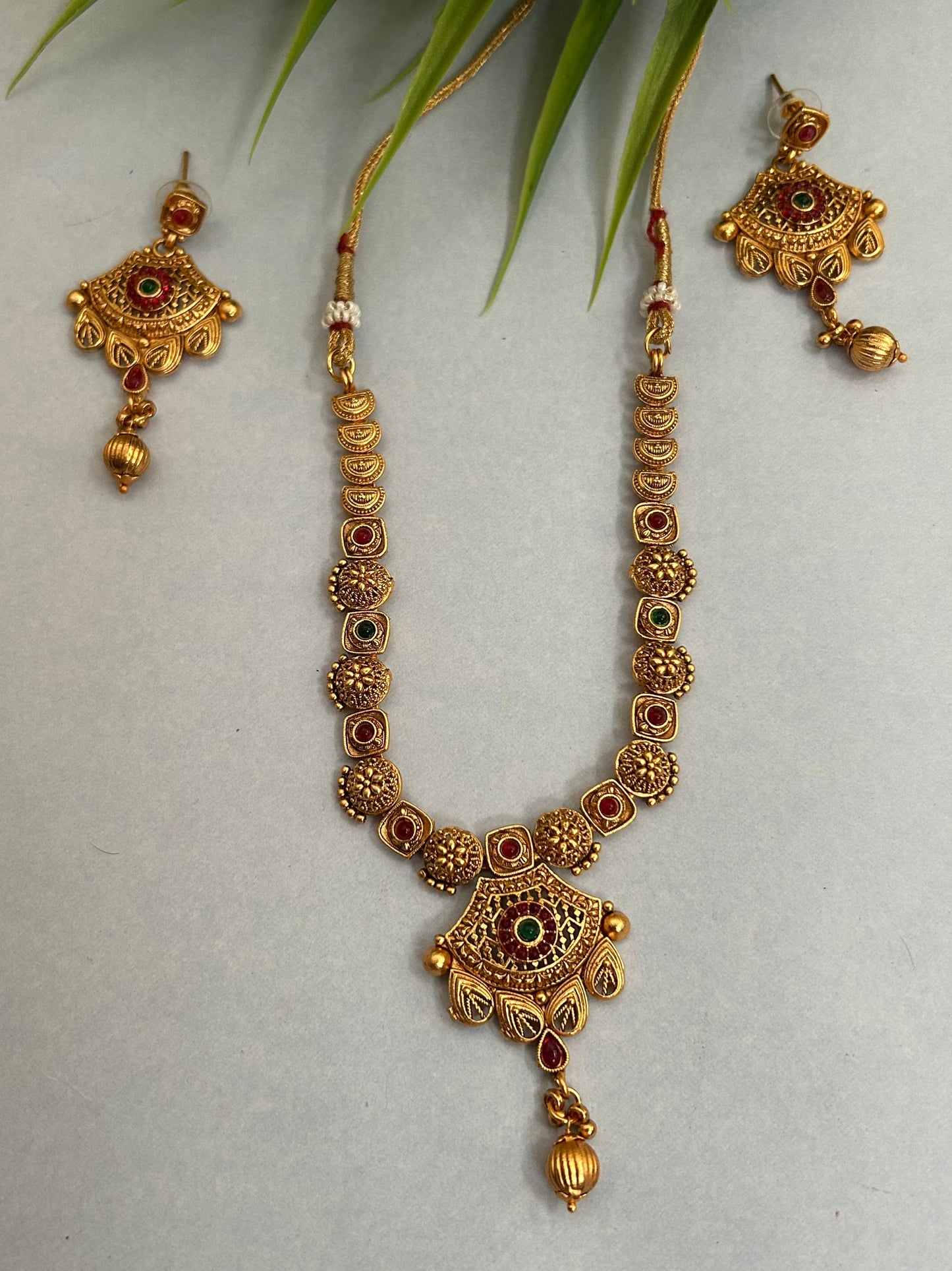 Luxehara Short Necklace with matching Earrings ( LHA 44 )