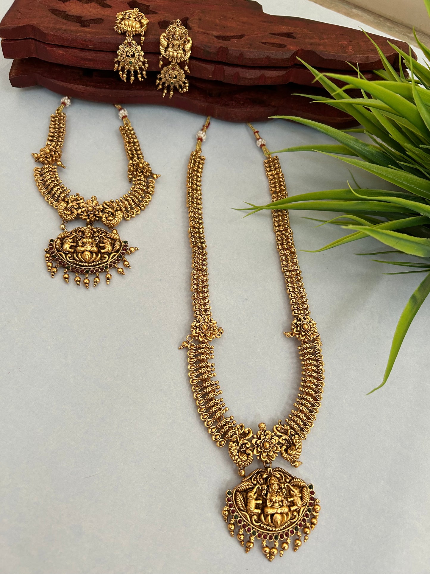 Luxehara Gold Plated Necklace Combo Set With Earrings ( LHA 565 )