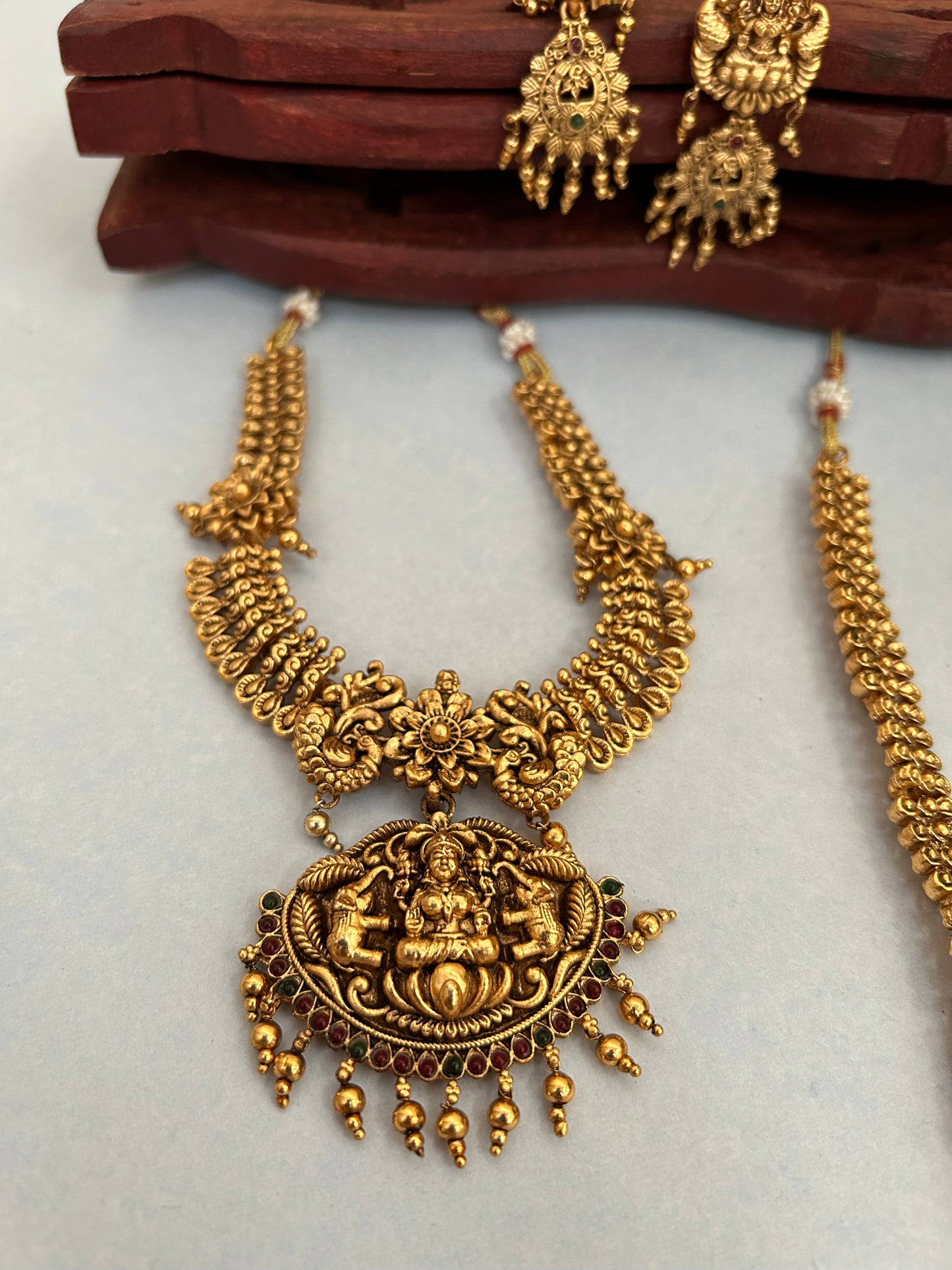 Luxehara Gold Plated Necklace Combo Set With Earrings ( LHA 565 )