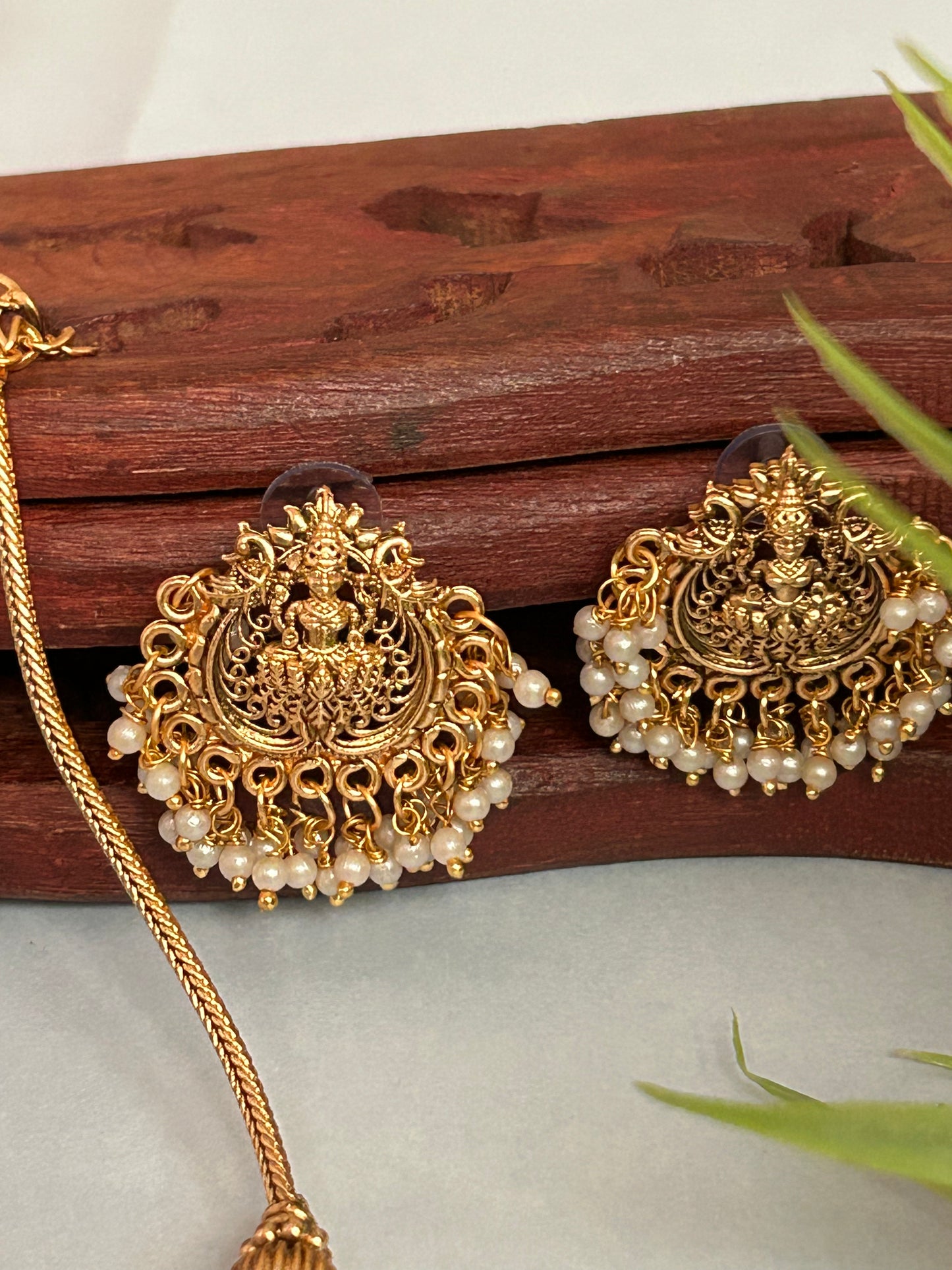 Luxehara’s Gold Plated Necklace With Matching Earrings ( LHA 10 )