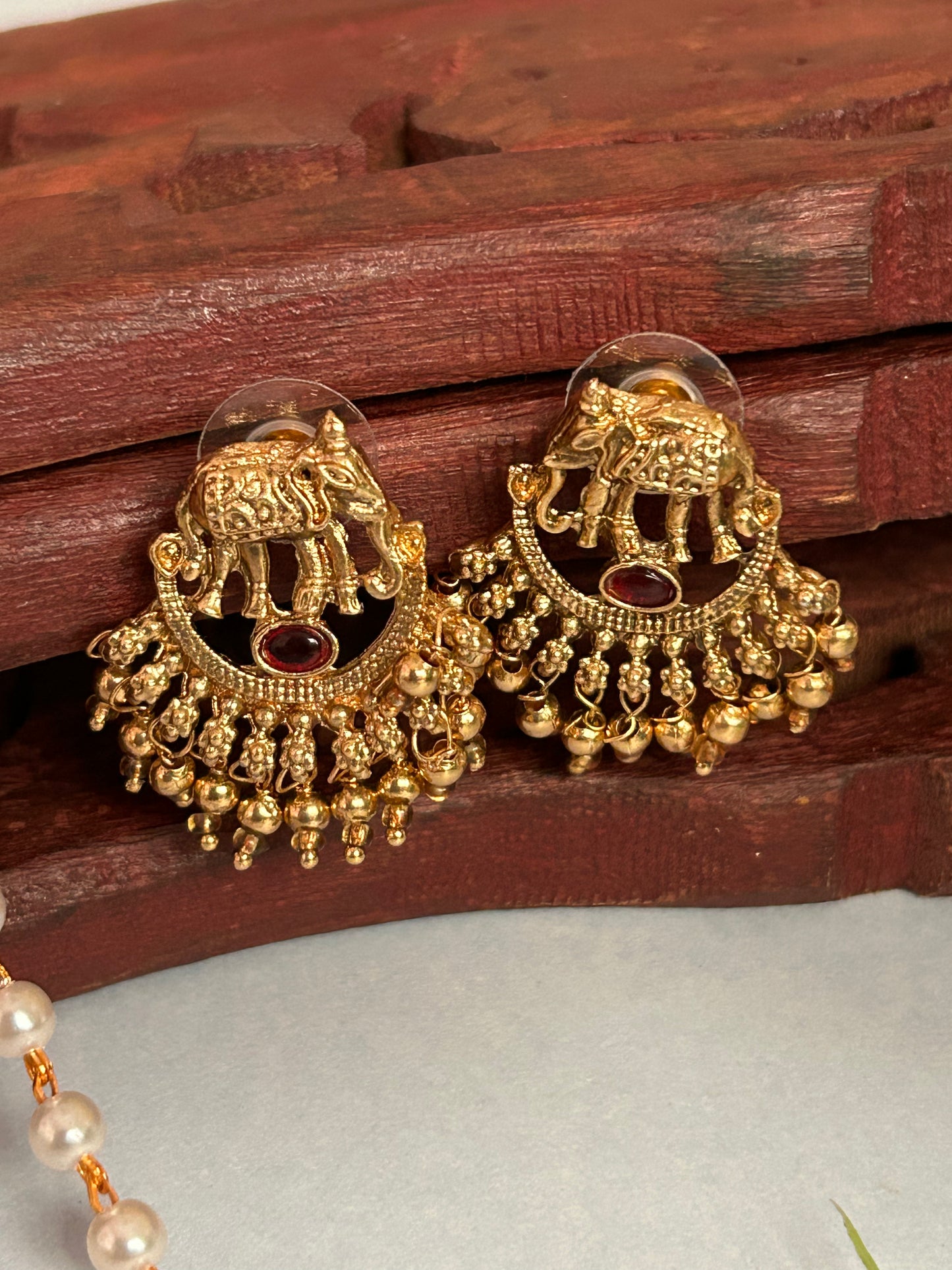 Luxehara’s Gold Plated Chain with Pearls and pendant ( LHA 113 )