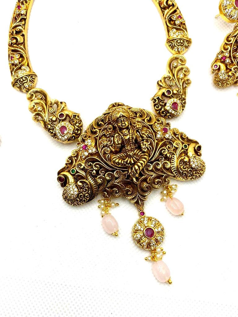 Luxehara's Necklace set with Monalisa beads.