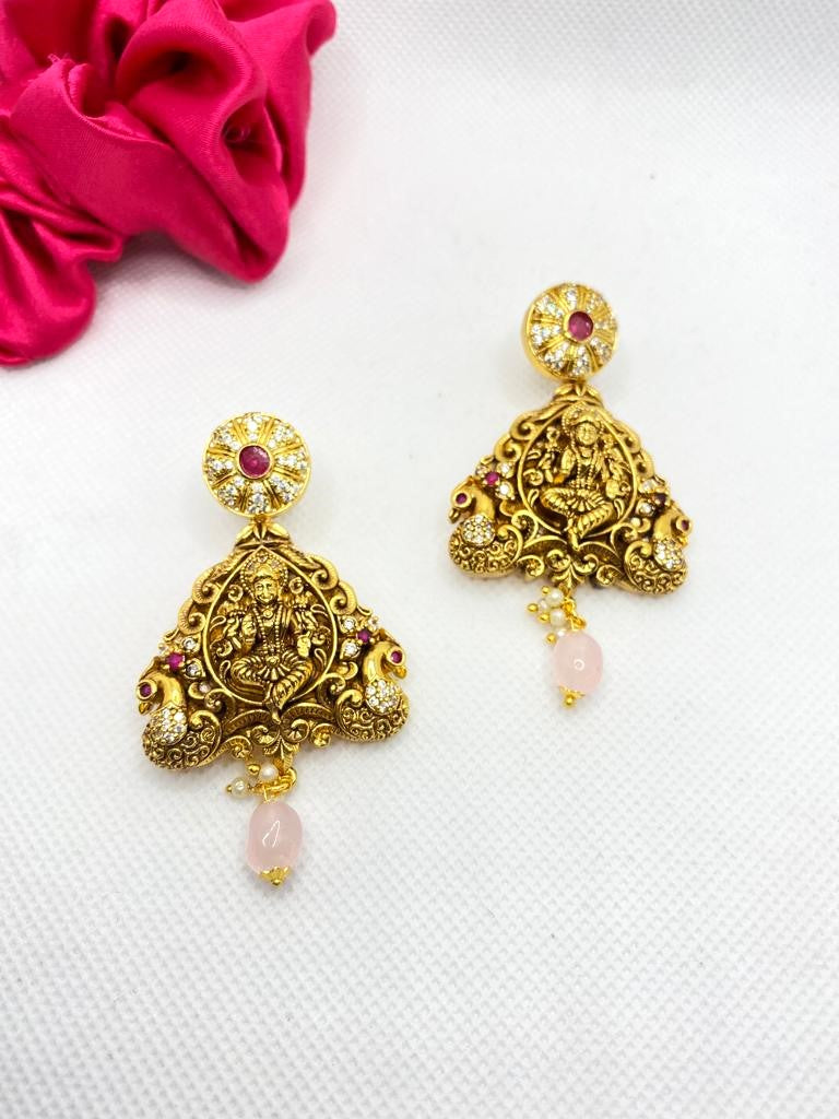 Luxehara's Necklace set with Monalisa beads.