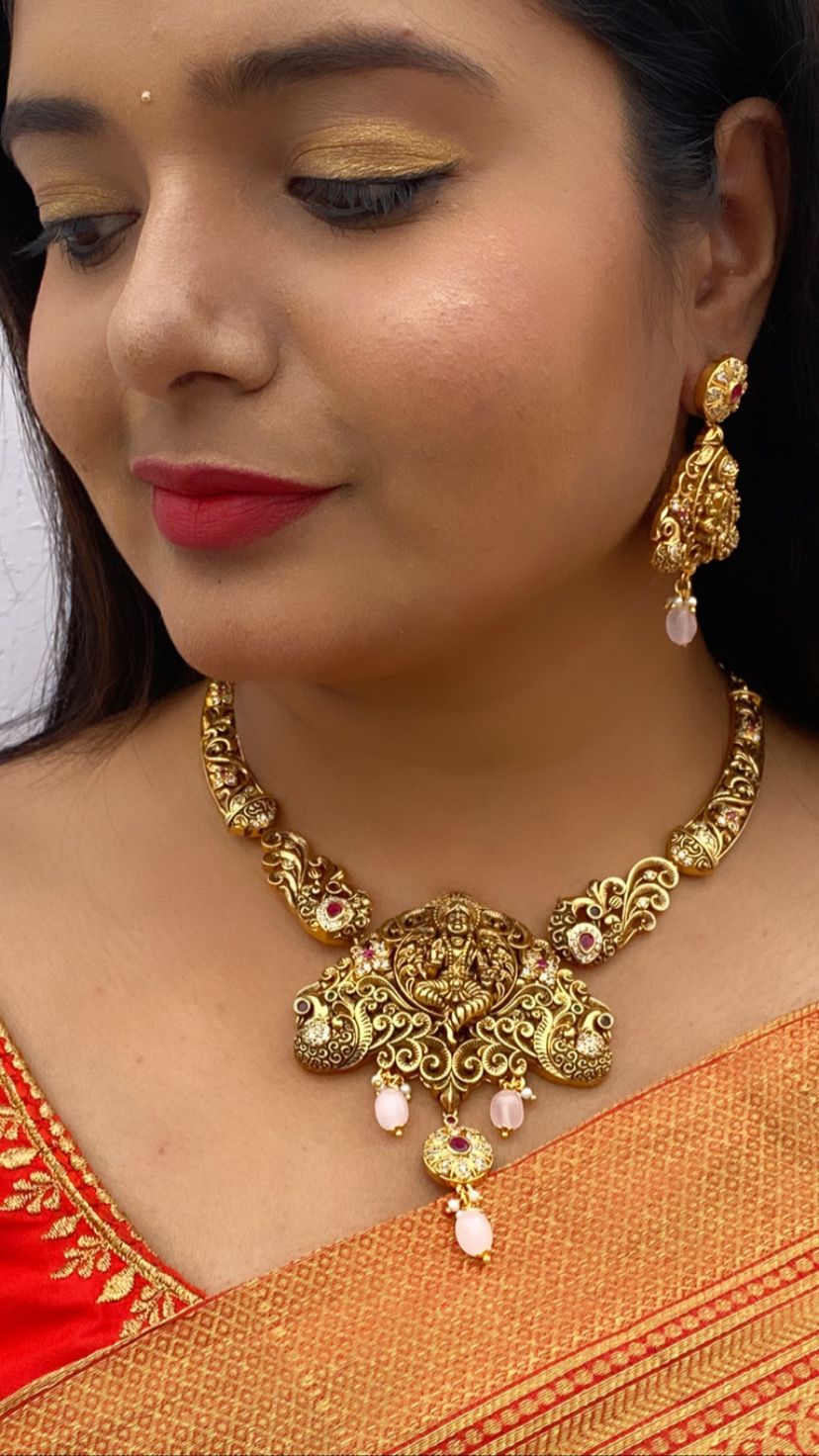 Luxehara's Necklace set with Monalisa beads.
