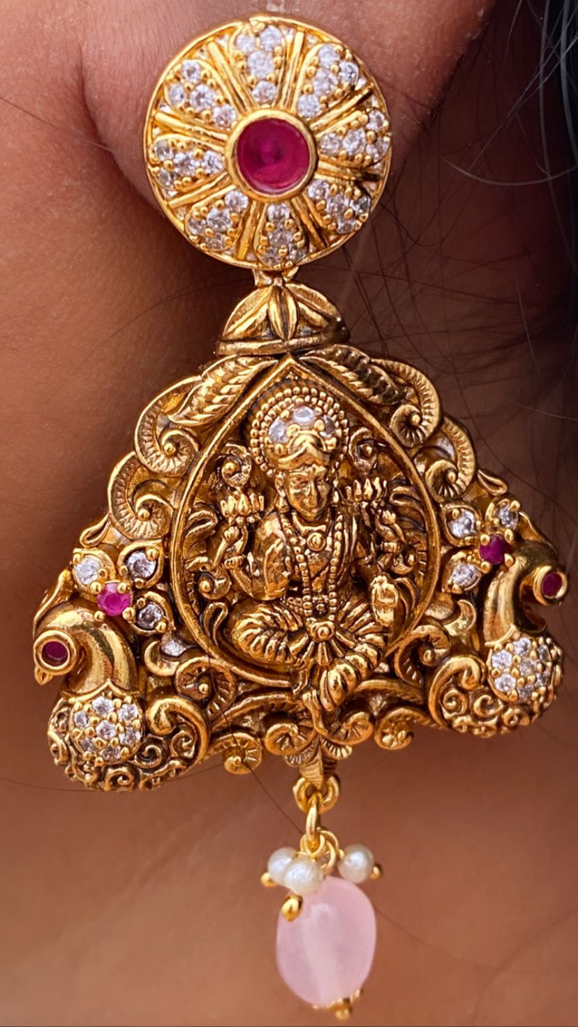 Luxehara's Necklace set with Monalisa beads.